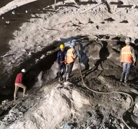 光泽隧道拱顶带模注浆料，微膨胀注浆料的特点及施工工艺